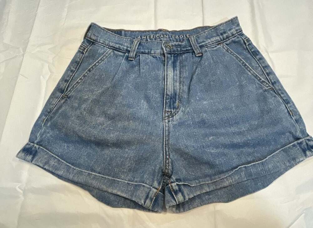 American Eagle High-Waisted Pleated Mom Jean Shorts Light Wash 2
